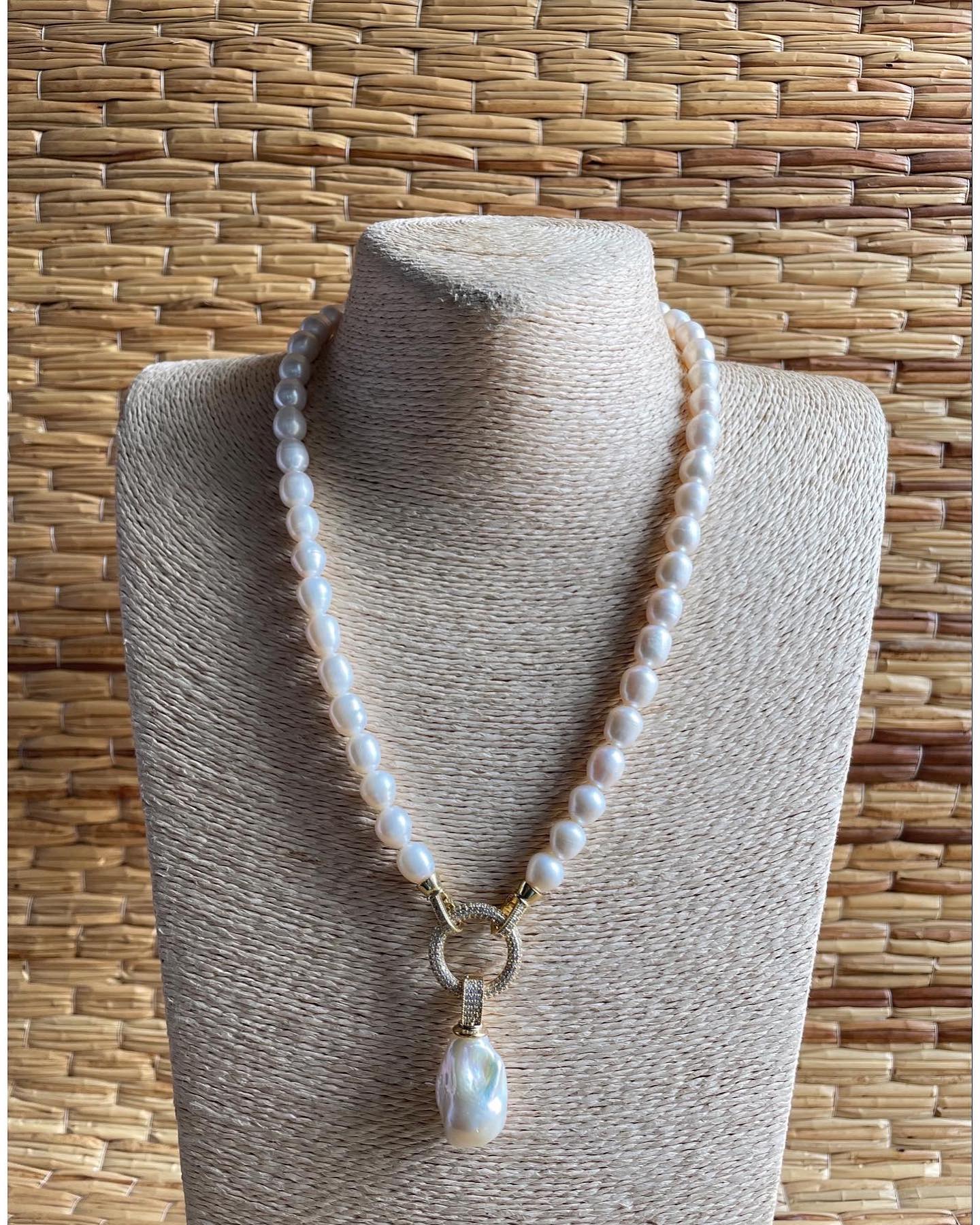 Pearl necklace with pendant