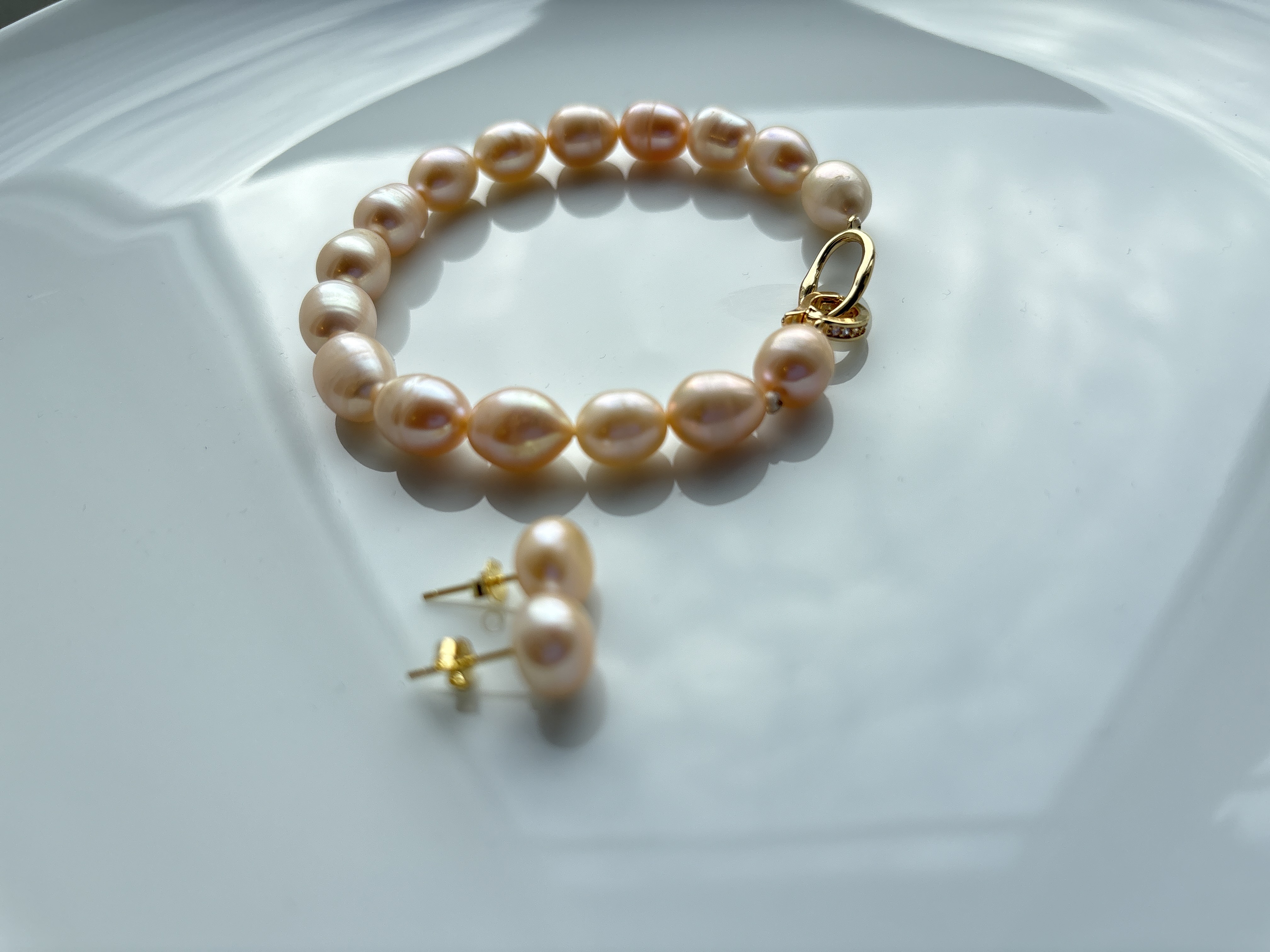 Pearl bracelet and studs 