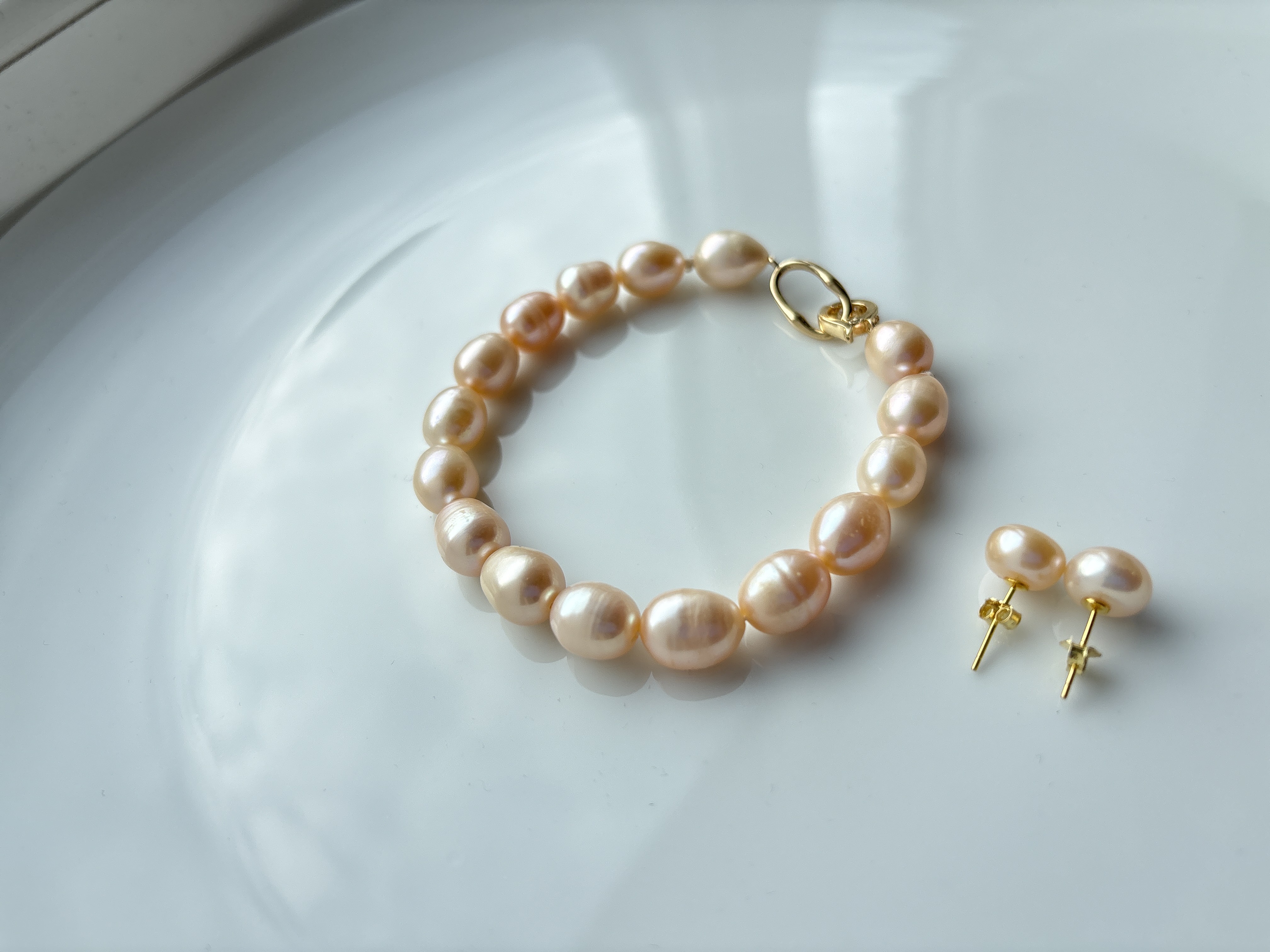 Pearl bracelet and studs 